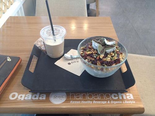 apple ginseng yam juice and a red bean shaved ice bowl at Ogada - 오가다 본사 in Seoul