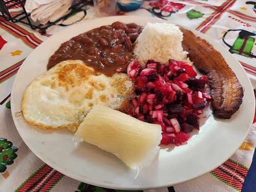 Almuerzo inklusive Getränk, Yucatan, Reis, Rote Beete Salat, Bohnen, Banane at Restaurante La Momposina in Bolivar