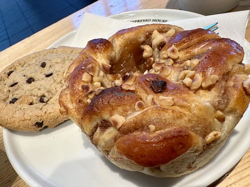 cinnamon bun & cookie, both vegan  at Espresso House - HBF in Luebeck