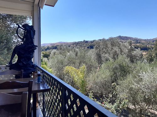 Terrasse mit Blick über den Garten at Maravel Garden in Crete