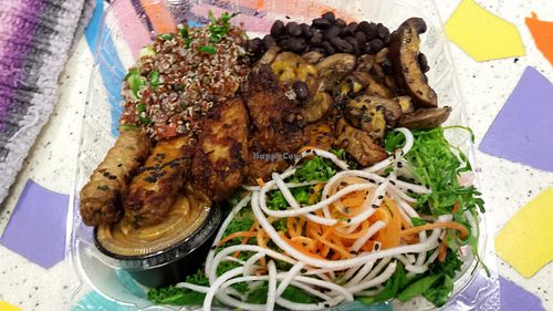 tempeh, quinoa, mushroom, beans, spinach underneath, radish and carrot shreds at Senor Veggie in San Antonio