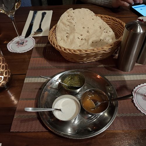 Papad with dips (the yoghurt is unfortunately not vegan) at Delhi-Roma Restaurant in Wuppertal