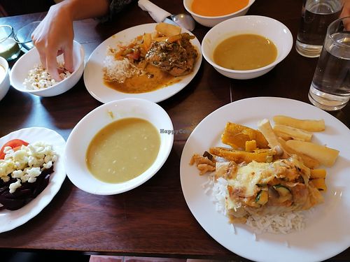 Guiso de arvejas, crema de zanahoria, ensalada de verduras y plato mixto con arroz, yuca, plátano y fajita de verduras sin gluten at Mixtura Restaurante-Café in Loja