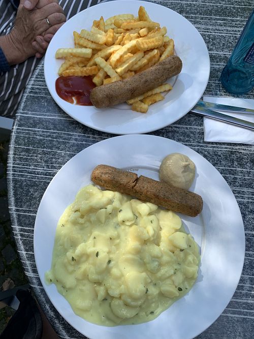 Sojawurst mit pommes/Kartoffelsalat   at Imbiss am Rosengarten in den Gärten der Welt  in Berlin