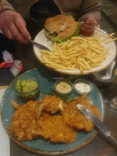Burger z dokupionymi frytkami, boczniaki w panierce at Oliwka Pizzeria i Restauracja in Elblag