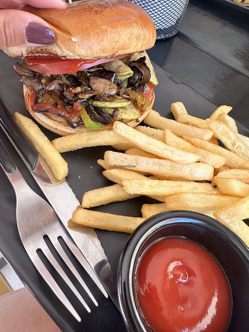 Hambúrguer vegano   at Why not? Burger in Sarande