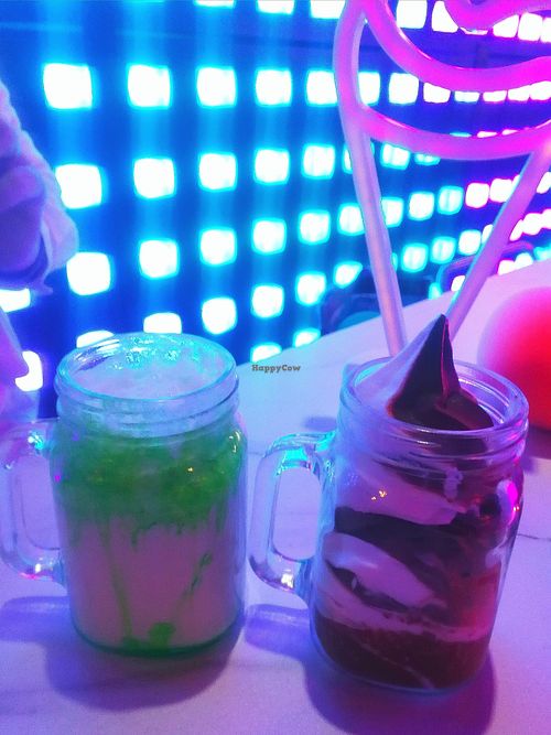 mint almond-soy 'Nitro milk' and vanilla/chocolate hazelnut soft serve at Bonkers - 冰淇淋 in Taipei