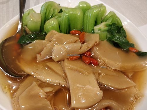百灵菇时菜

Sliced abalone mushrooms and daily greens sauteed in a light sauce. at Whole Earth 环界蔬食 in Central Singapore
