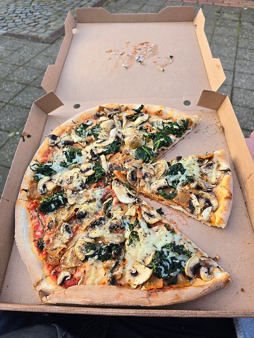 Vegane pizza mit Seitan, Pilzen und Spinat at Bibo‘s in Witten