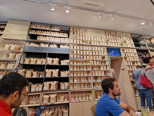 Sells coffee and tea at Koffie Onan in Leuven