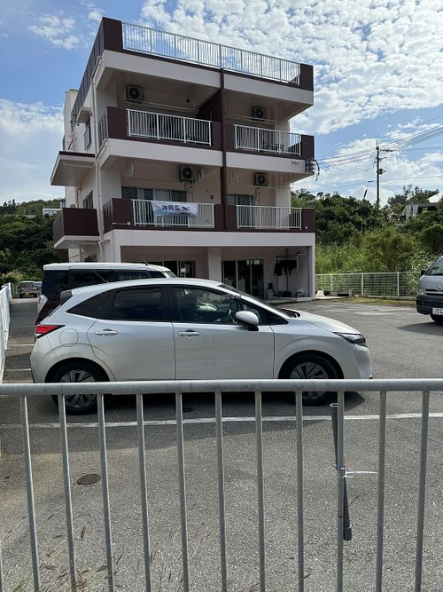 This is the building and parking lot  at Hakumokka in Onna