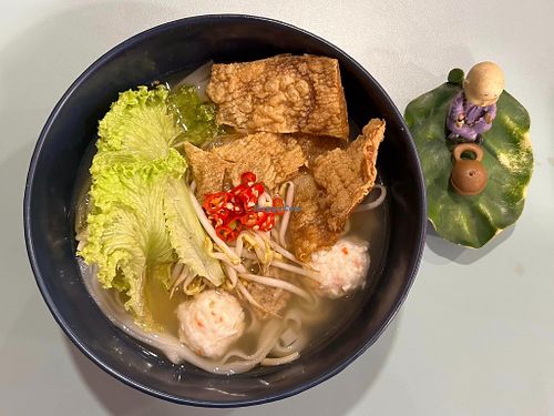 Kway Teow Soup 粿條湯.
Photo by Henry Lau at Veggie House 一芳 - HarbourFront in Central Singapore