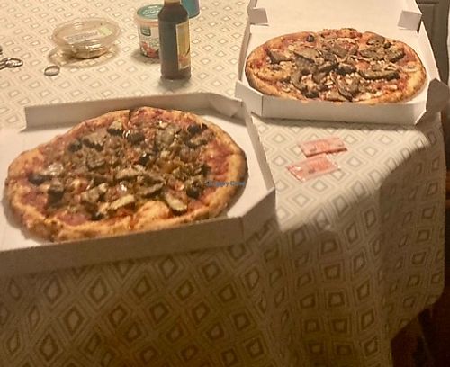 Pizza Vegetarianne and customized vegan pizza including hot sauce packages  at Pizza Reine & Gérard & Fils in La Ciotat