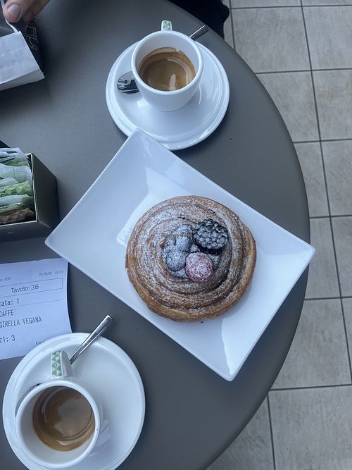 Vegan pastry with berries  at Pasticceria Pavòn in Peschiera Del Garda