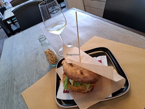 Vegan burger and local wine at Zeppelin Bistrot in Spoleto