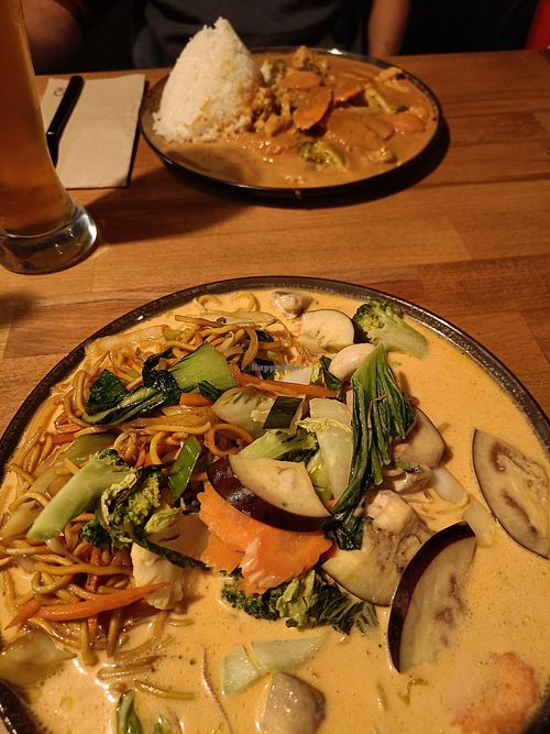 Erdnuss-Curry mit Reis und Rotes Curry mit gebratenen Nudeln at Dam Me Restaurant in Wegberg