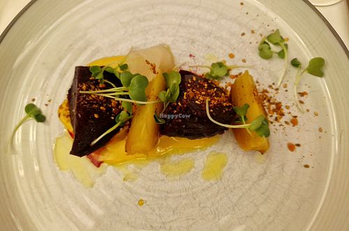 Ofen-Bete mit Dukka, eingelegtem Rettich und Sanddorn-Chilisauce at Restaurant Nil in Hamburg