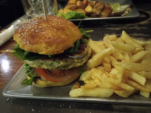Hamburguesa vegana de legumbres en pan de papa at Sorti Café in Tres Arroyos