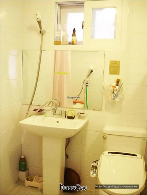 bathroom at Sleeping Strawberry Guesthouse in Seoul