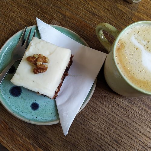 Veganer Möhrenkuchen mit Cappuccino at Lolo in Svendborg