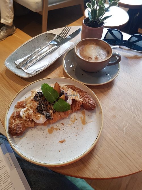 Winter Loaded Croissant and Flat White (all vegan!) at DUUO in Munich