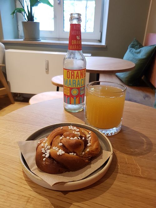 vegan cinnamon bun and sparkling orange-maracuja mix at DUUO in Munich