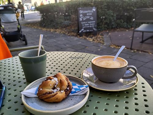 Vegan cinnamon roll and a flat white during the Oktoberfest at DUUO in Munich