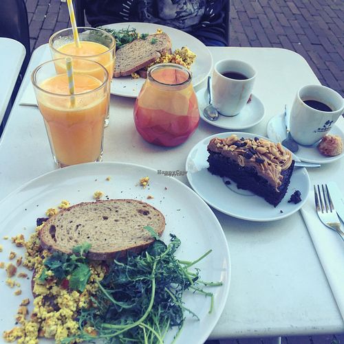 Tofu scramble and peanut brownie cake at DopHert in Amsterdam