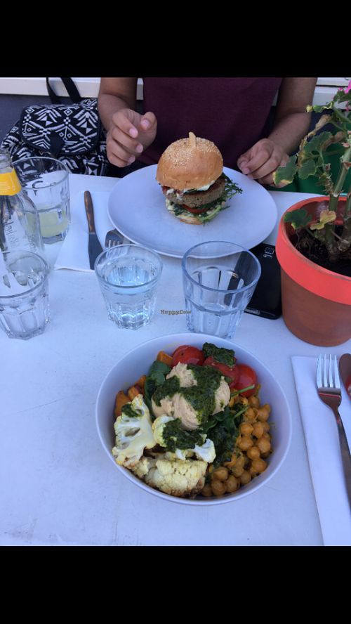 Burger and the vegan bowl minus the sweet potato fries who were still to come at DopHert in Amsterdam
