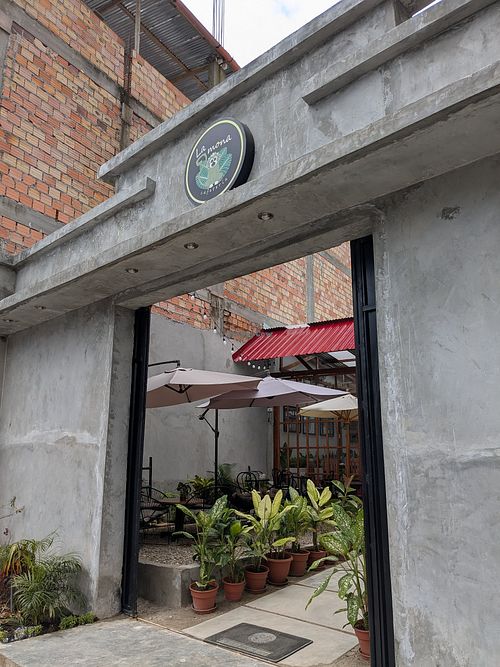 Exterior view at La Mona Cafetería in Iquitos