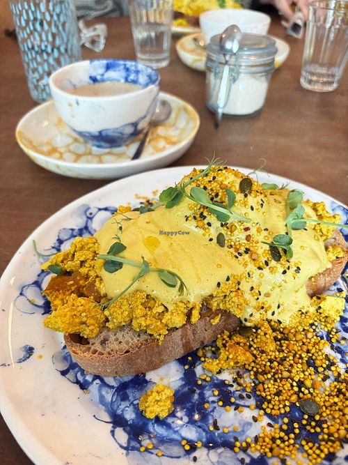 Vegan Egg Benedict at Pequeno Café e Bistrô - Príncipe Real in Lisbon