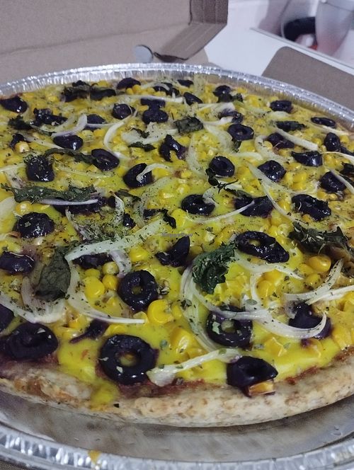 Pizza mása integral o blanca, base salsa de tomates naturales a la albahaca, y queso vegano ,3 ingredientes a elección at Tasty Monkey in Calama