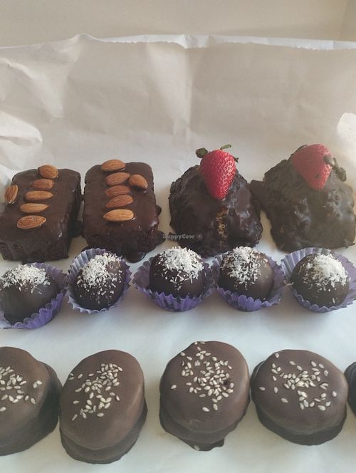 Box para regalo : brownie de porotos negros ,vegansitos,bombón prestigio, alfajores artesanales at Tasty Monkey in Calama