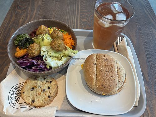 Pris un autre plat ce jour, c'était succulent ! Surtout le cookie fourré à l'abricot et au framboise 😍  at Copper Branch - Bourgoin in Bourgoin-jallieu