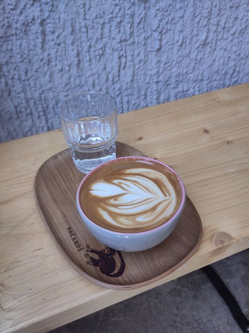 Oat flat white with complimentary water at Pacandé Kaffeerösterei in Munich