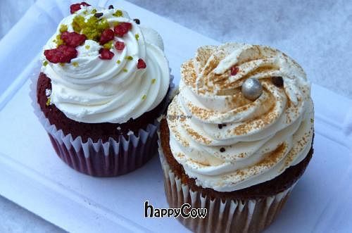Vegan cupcakes from Lujuria Vegana: Red Velvet and Carrot cupcakes at Pasion Vegana in Zaragoza