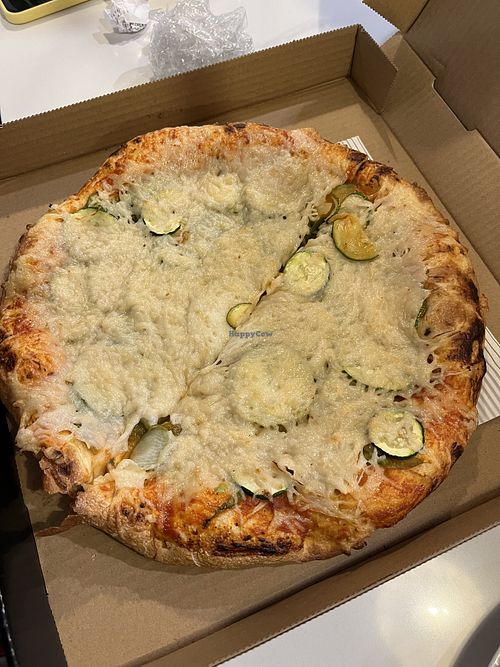 Vegan pizza 10/10  at Como Pizzeria in La Prairie