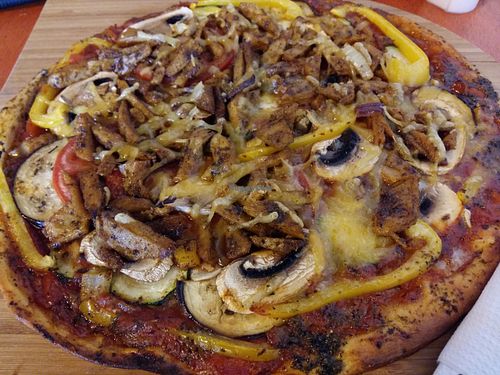 Vegan pizza in 'De Vegetarische Pizzeria' at De Vegetarische Snackbar in The Hague