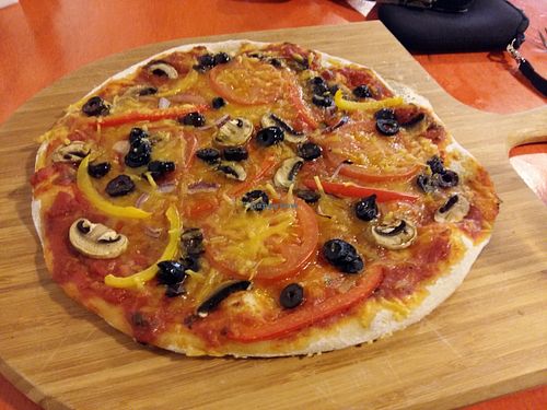 Vegan pizza in 'De Vegetarische Pizzeria' at De Vegetarische Snackbar in The Hague