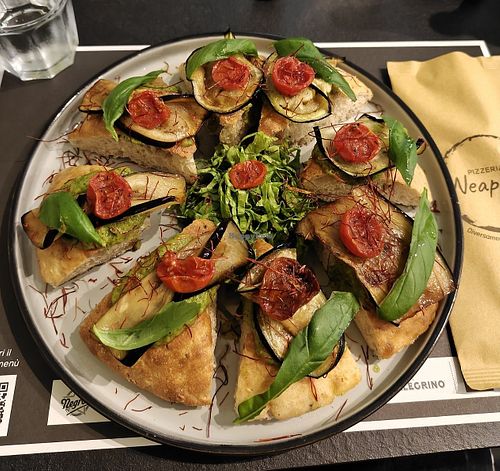 Vegetariana in Consistenze (senza mozzarella) at Neapolis in Finale Ligure