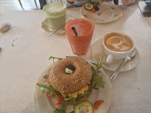 Vegan bagel with extra rucola and tomato, smoothie and cappuccino with hafermilch at Wolke 7 in Mohlin