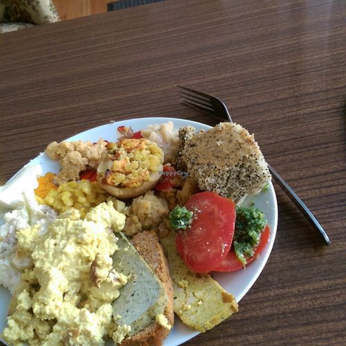 I came for lunch, was underwhelmed- good coffee, a fine sandwich but small for the price, the cake too sweet with hard caramel. I returned for the brunch which was mediocre, I could make it better at home, at 13.50 with no coffee, way overpriced at Pele-Mele in Berlin