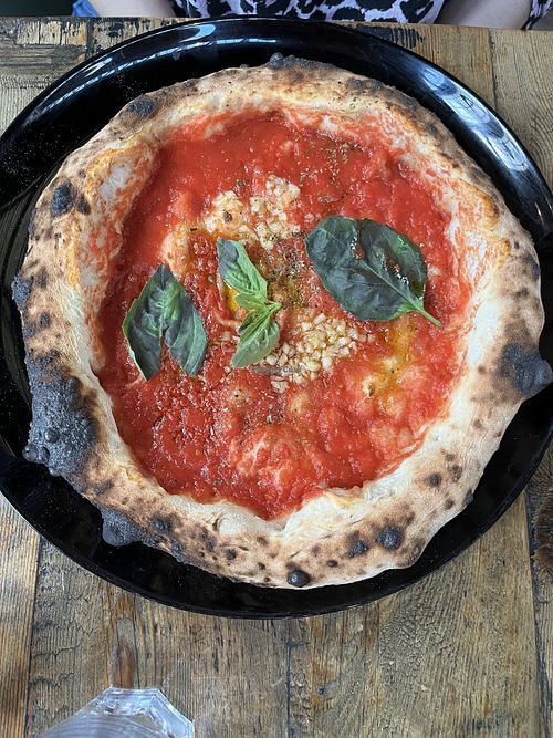 Marinara pizza  at Mangiare Berlin in Berlin