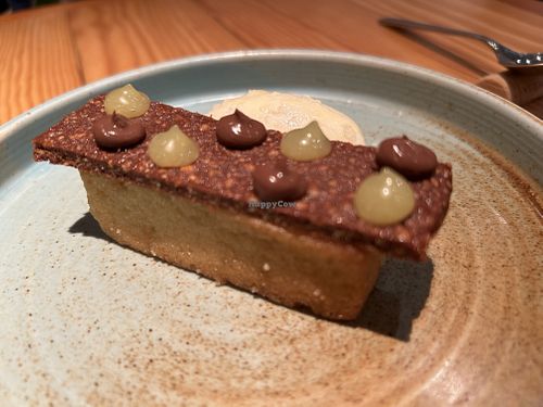 Oda a l’OLI EXTRA VERGE d’OLIVA (pa de pessic, gelat i emulsió), xocolata, avellanes  at Rasoterra in Barcelona