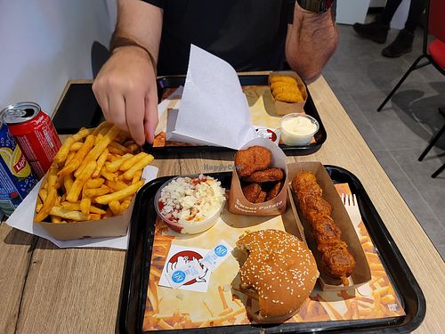Grizzly, Nicky, sweet potato nuggets, fries, special sauce, cheese rings at Pepas Vegan Frituur in Leuven