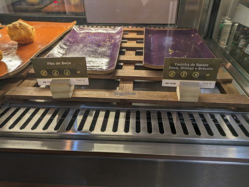 These two were both bloody fantastic - sorry there's no pics of them, I ate them too fast! Note the leaf icon that looks like a butterfly, this indicates that it's vegan. About 40% of their stuff seems to be vegan, and I think the rest is vegetarian. at CGH - Hera Organika - Departures After Security in Sao Paulo