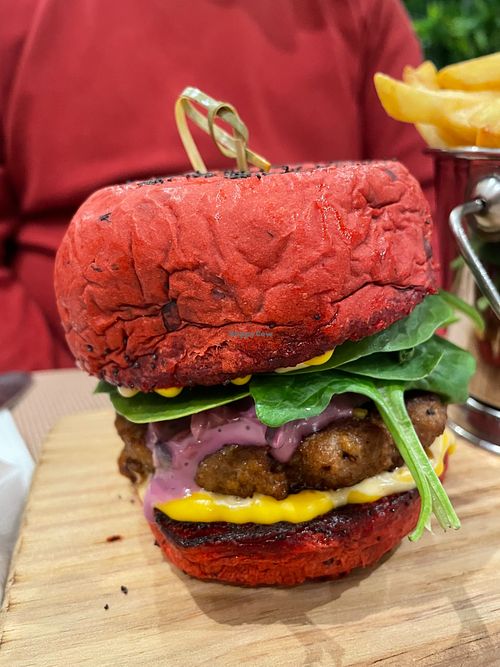 Holi hamburger at Veganapati in Lisbon