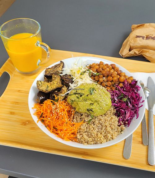 Buddha bowl and orange/ginger/turmeric juice at 1001 Brindilles in Fort-de-france