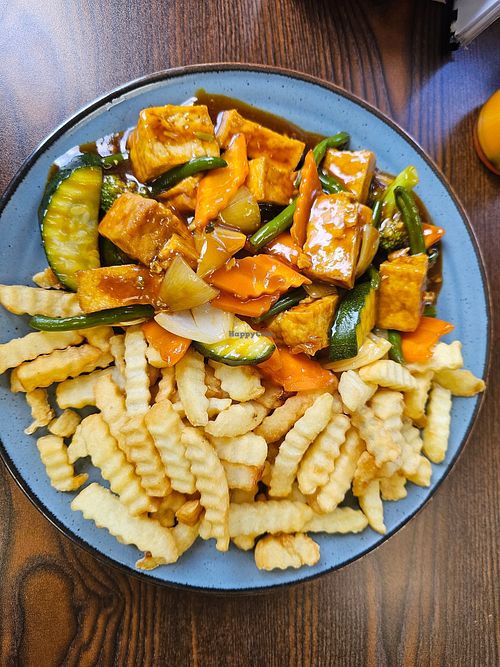 Vegetables with tofu and chips at Savoury in Poprad