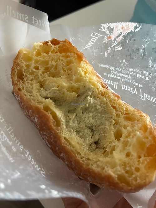 Inside of pistachio nama donut at I Jy Sheng Zhongxiao Dunhua Branch - 一之軒幸福烘焙 忠孝敦化店 in Taipei